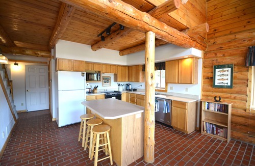 Emigrant House | Spacious Log Home near Yellowstone Park/Gardiner. Sleeps up to 12, deck and view