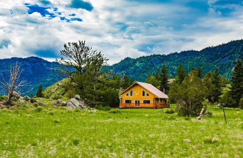 Emigrant House | Spacious Log Home near Yellowstone Park/Gardiner. Sleeps up to 12, deck and view