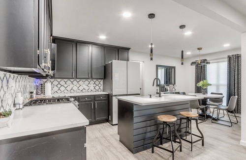 Central Oklahoma City House | Spacious Luxury House w/Pool & GUEST HOUSE 12 min from DOWNTOWN OKC