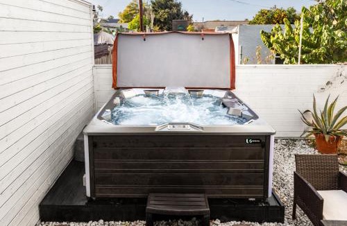 Los Angeles House | Spacious Luxury Villas in the heart of LA! Free parking and Jacuzzi