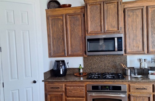 Roosevelt House | Spacious Modern 3 bedroom House Near Airport