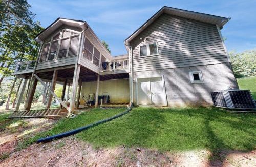 Bumpass House | Spacious pet friendly house w/private pool table, ping pong table & free WIFI