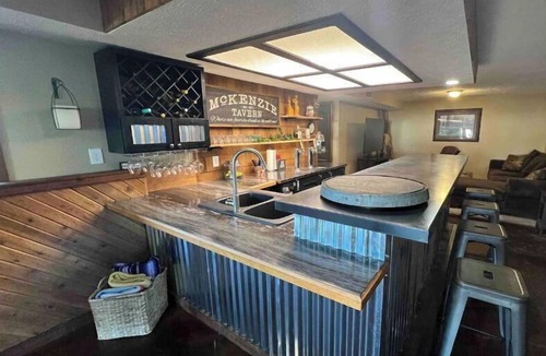 Post Falls House | Spacious Poolside Home - perfect for retreats & all types of family gatherings.
