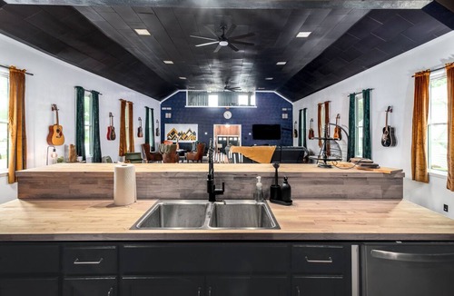 Auburn House | Spacious Retreat in Auburn with game area and open family entertaining