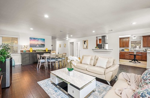 East Pasadena House | Spacious Retreat w Large Kitchen Outdoor Patio