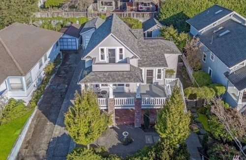 Phinney Ridge House | Spacious retreat with outdoor dining, patios and views