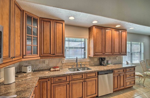 El Lago House | Spacious Seabrook Home w/Patio: 1 Mi to Beach!