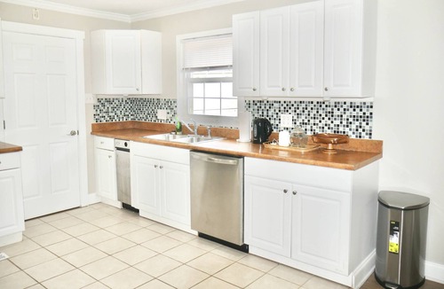 Pineville House | Spacious Stay Near Carowinds Amusement Park | Newly Remodeled | Fenced Yard | Pet & Family Friendly