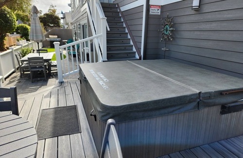 Mission Beach Apartment | Spacious Studio, Newly Remodeled, Hot Tub, Steps to the Bay and Beach!