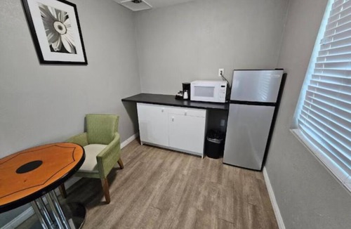 Ridgecrest Hotel | Spacious Studio w/Private Bath + Kitchenette – Steps from Dining & Local Attrac