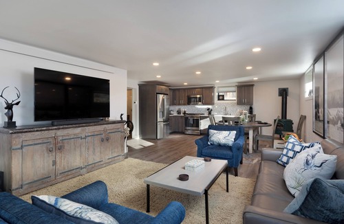 Emigrant House | SPACIOUS & Stunning 6-bedroom Log Cabin Home Great for Large Gatherings!