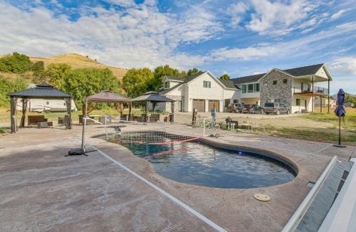 Preston House | Spacious Sugar Creek Lodge on Scenic Cub River!
