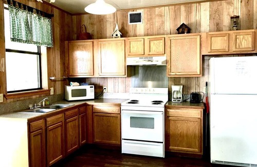 Zwolle Cabin | Spacious Triplex Cabin with Lake View & Fishing Pier, Shared Outdoor Deck, Near Zwolle, LA