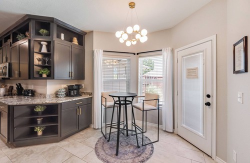 Frisco House | Spacious Unique Luxury Stay | 3BR/2.5BA | Pool + Spa + swan | Sleeps 10+