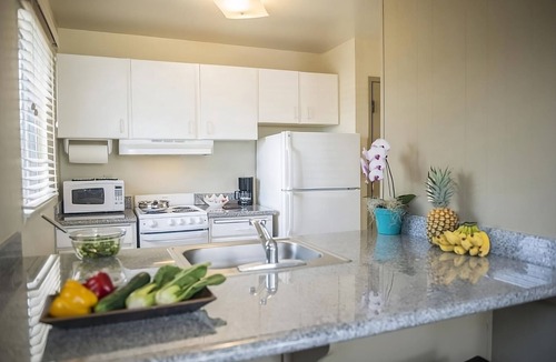 Wailua Hotel | Spacious Unit with Full Kitchen, Free Parking, Outdoor Swimming Pool!