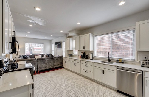Detroit Cottage | Spacious & Updated Group Getaway in Detroit!