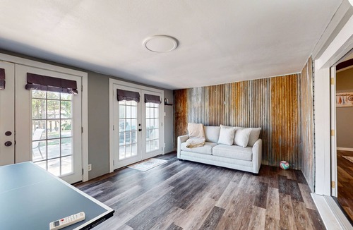 Flour Bluff House | Spacious waterfront house with full kitchen, BBQ, patio & ping-pong table