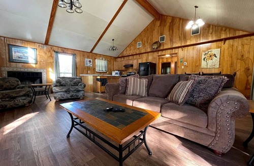 Zwolle Cabin | Spacious Waterfront Cabin Overlooking Private Pond near Zwolle, Louisiana