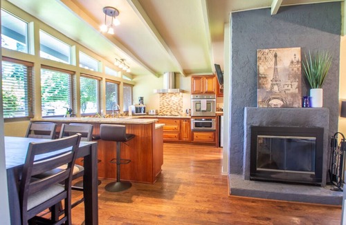 Eugene House | Sparkling Clean Mid Century Modern Home in Ferry Street Bridge Area