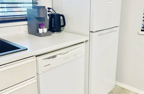 Maple Ridge House | Sparkling Modern Kitchenette Suite Close to Nature, Private/Separate Suite