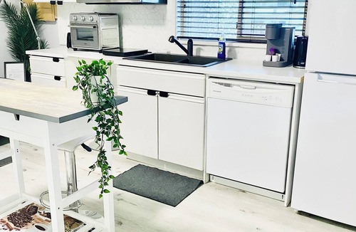 Maple Ridge House | Sparkling Modern Kitchenette Suite Close to Nature, Private/Separate Suite