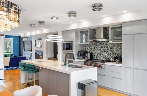 Southwest Calgary House | *Spectacularly Spacious* 6-Person Sauna |Rocket-ship|Game-Room|Hammock