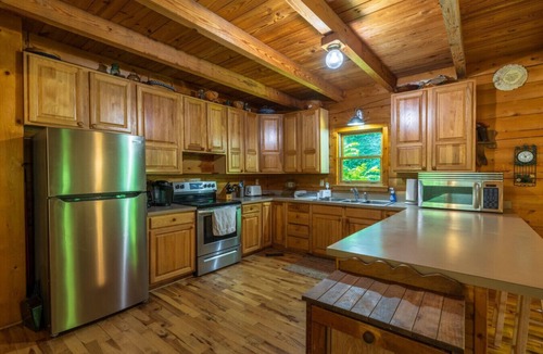 Lancaster Cabin | *Spectrum Wi-Fi, firepit, pet friendly, playground