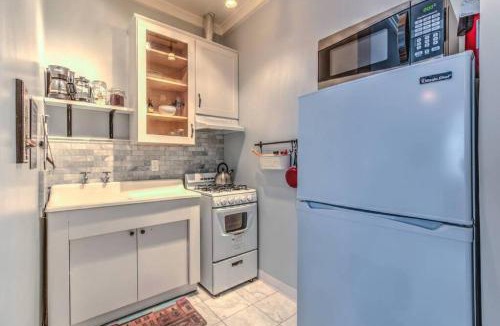 Central Midtown Apartment | Splendid Colonial in Midtown with Parking