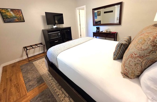 Dahlonega Hotel | Standard Guest Room (Terrace) - Barefoot Hills - North Georgia Mountains