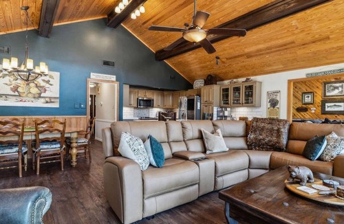 Star Harbor House | Star Harbor on Cedar Creek. Sleeps 14, Pool & Dock