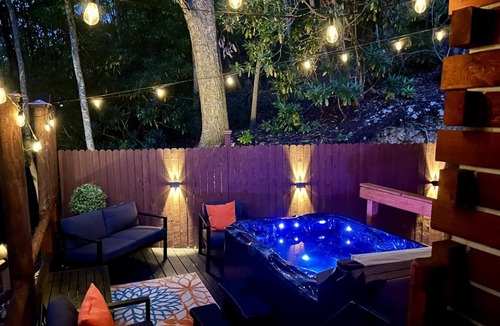 Elizabethton House | Starry Nights in the Smokey Mountains with Hot Tub Pet Friendly Cabin A