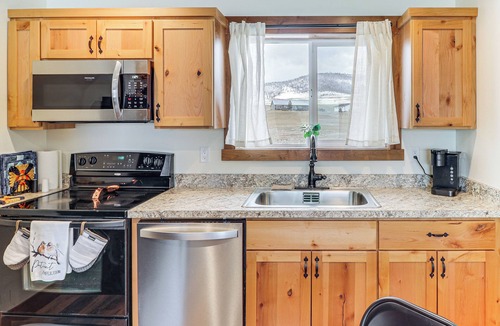 Northwest Montana - Glacier National Park Cottage | Starry Skies & Mtn Views: Family Retreat in Elmo