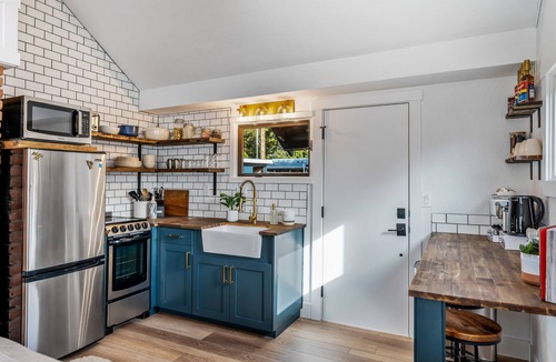 Depot Bench House | Stay 208: Gorgeous renovated modern farmhouse cottage