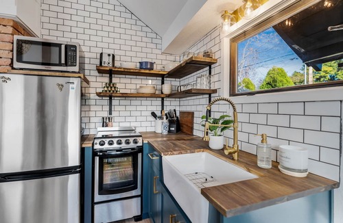 Depot Bench House | Stay 208: Gorgeous renovated modern farmhouse cottage