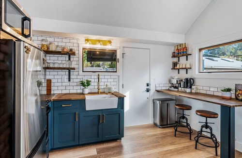 Depot Bench House | Stay 208: Gorgeous renovated modern farmhouse cottage