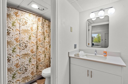 Cedar Falls Apartment | Stay Downtown, Free Gated Parking, Renovated Studio! 523