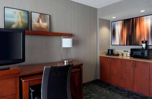 Torrance House | Stay Here For A Night Away! Outdoor Pool, Free Parking, Near Long Beach Museum