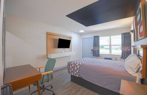 Le Barons Of Titusville Hotel | Stay In Family Room By Canaveral National Seashore, Parking Included
