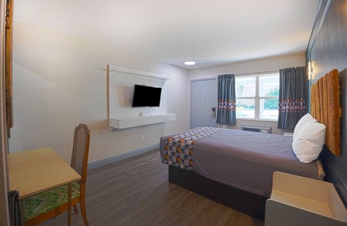 Le Barons Of Titusville Hotel | Stay In Family Room By Canaveral National Seashore, Parking Included