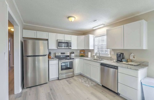 Goose Creek House | Stay near all Chas attractions, quiet comfort with fenced yard!