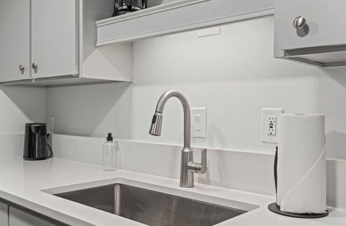 Museum District Condo | Stay on Lavaca | Walk to Capitol, UT, Moody Center & Live Music | Garage Parking