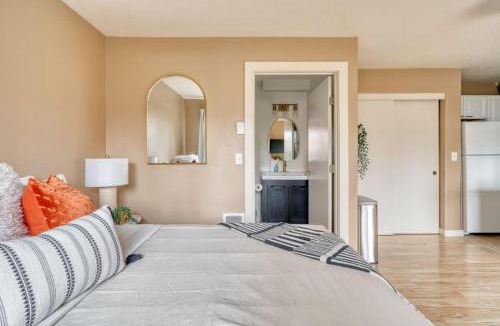 Corbett - Terwilliger - Lair Hill Apartment | Stay Portland - John's Landing Haven - Studio Near OHSU