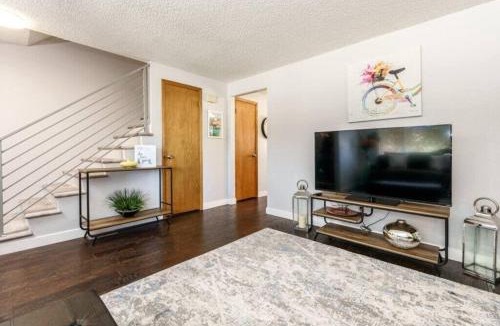 Boise Bench House | #StayInMyDistrict Cozy Central Boise Townhouse
