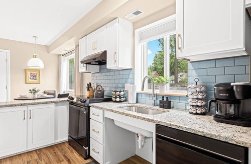 Roseville Apartment | Step-Free 1BR in Roseville | King Bed | End Unit