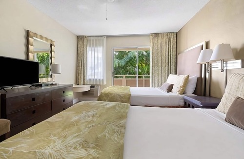 Wailua Hotel | Steps from the Ocean! 4 Stunning View Suites | Balcony and Kitchen + 3 Pools