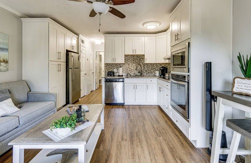 Folly Field Condo | Steps to Beach: Family-Friendly HHI Condo w/Pool