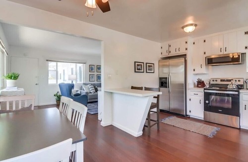 South Mission Beach Condo | Steps to Ocean * Entire Top Floor * 3 Sun Decks
