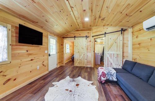 Lynx House | Stout Cabin with Fire Pit 1 Mi to Ohio River!
