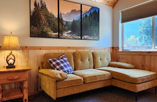 Whitefish Resort | Studio 1 King Bed, Full Bath, Full Kitchen 10 Minutes from West Glacier Park!