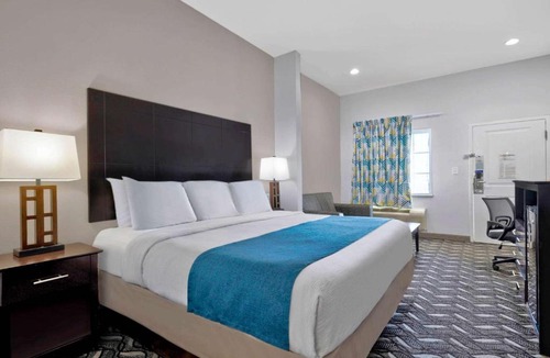 Pleasanton Hotel | Studio 6-Pleasanton, TX